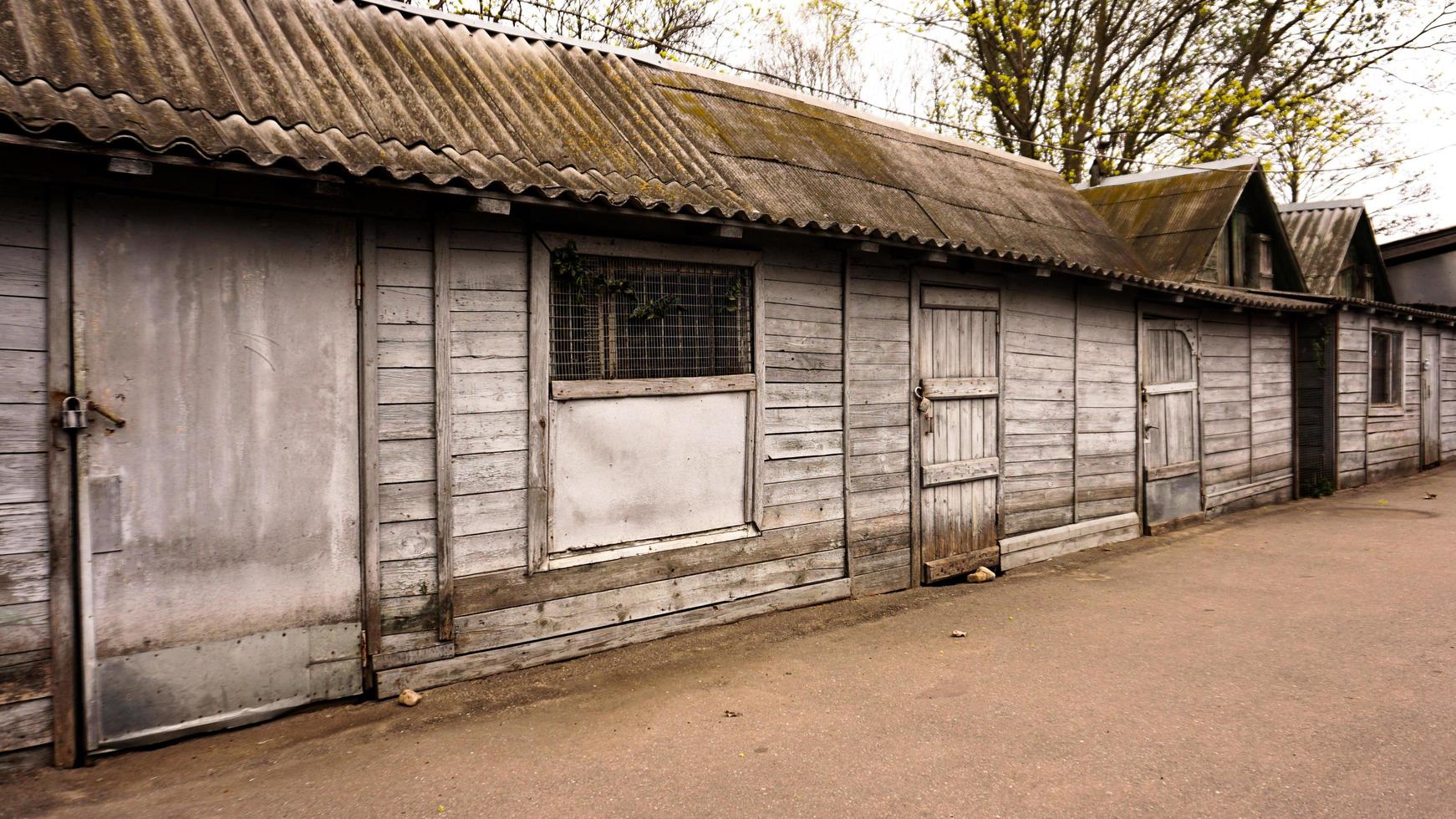 edifici rurali in legno. vecchi capannoni. magazzini dello zoo foto