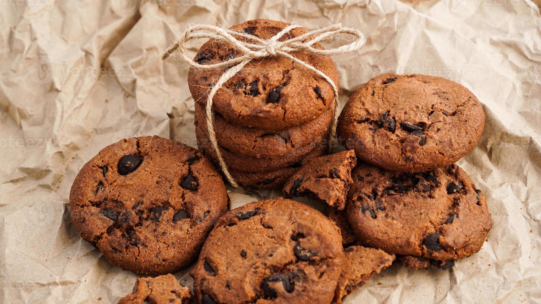 flatview di biscotti al cioccolato artigianali foto