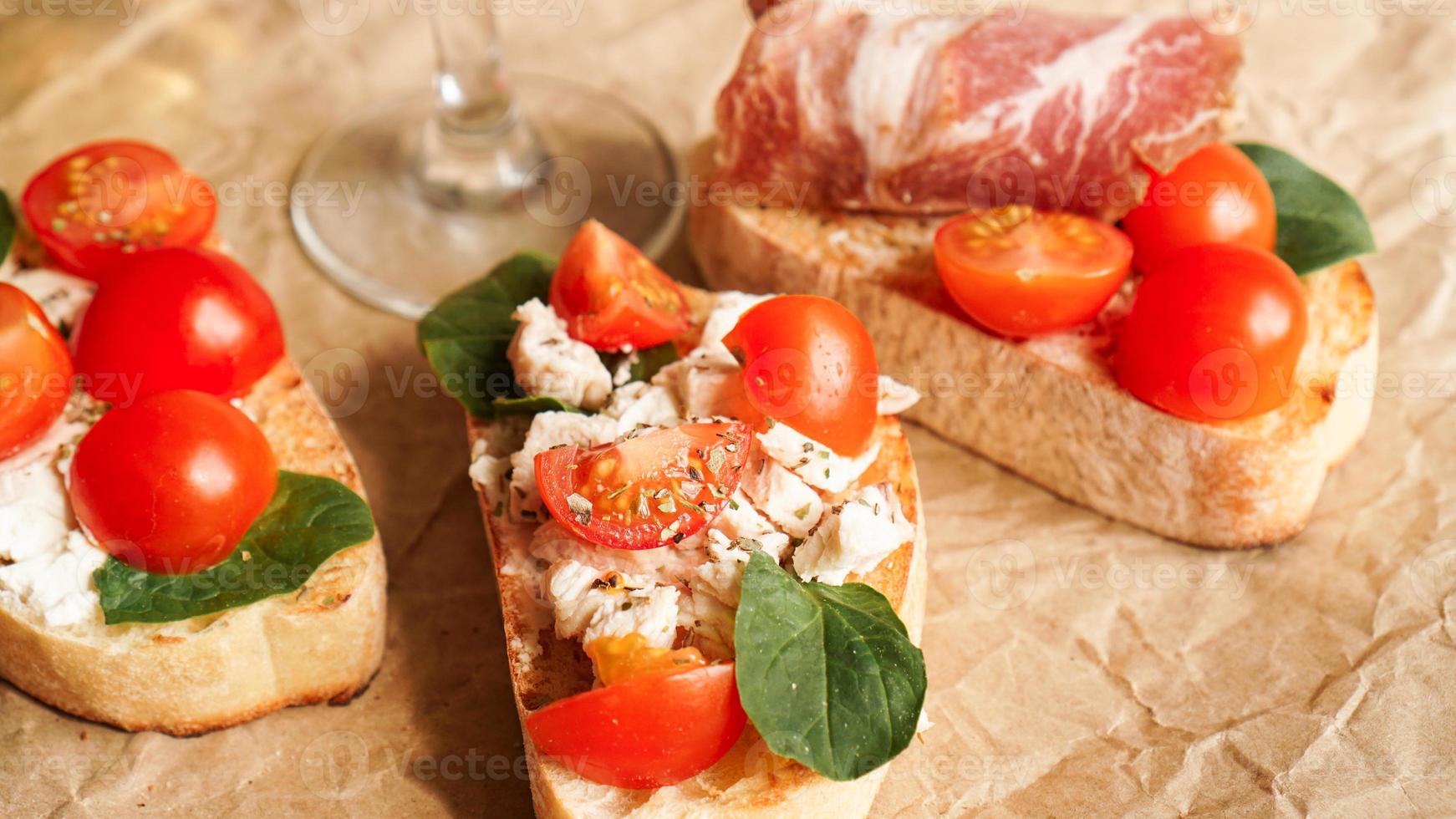 bruschette con pomodorini. antipasto italiano foto