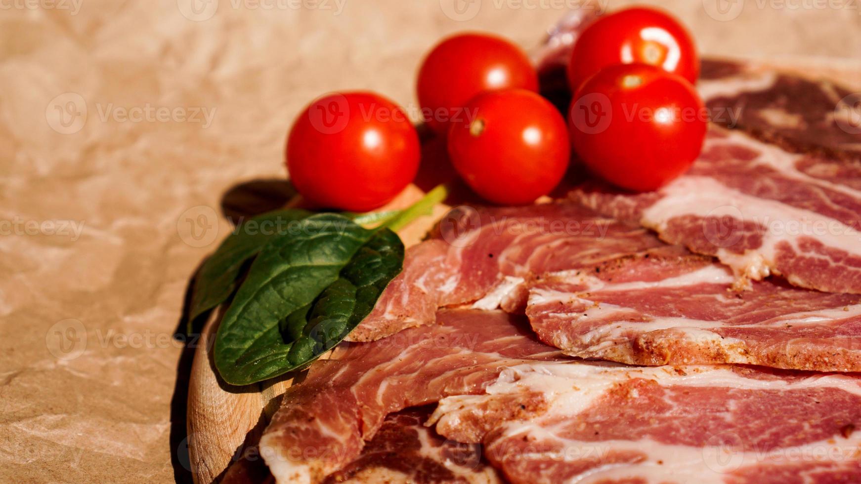 fettine di carne e pomodorini. ingredienti per il panino foto