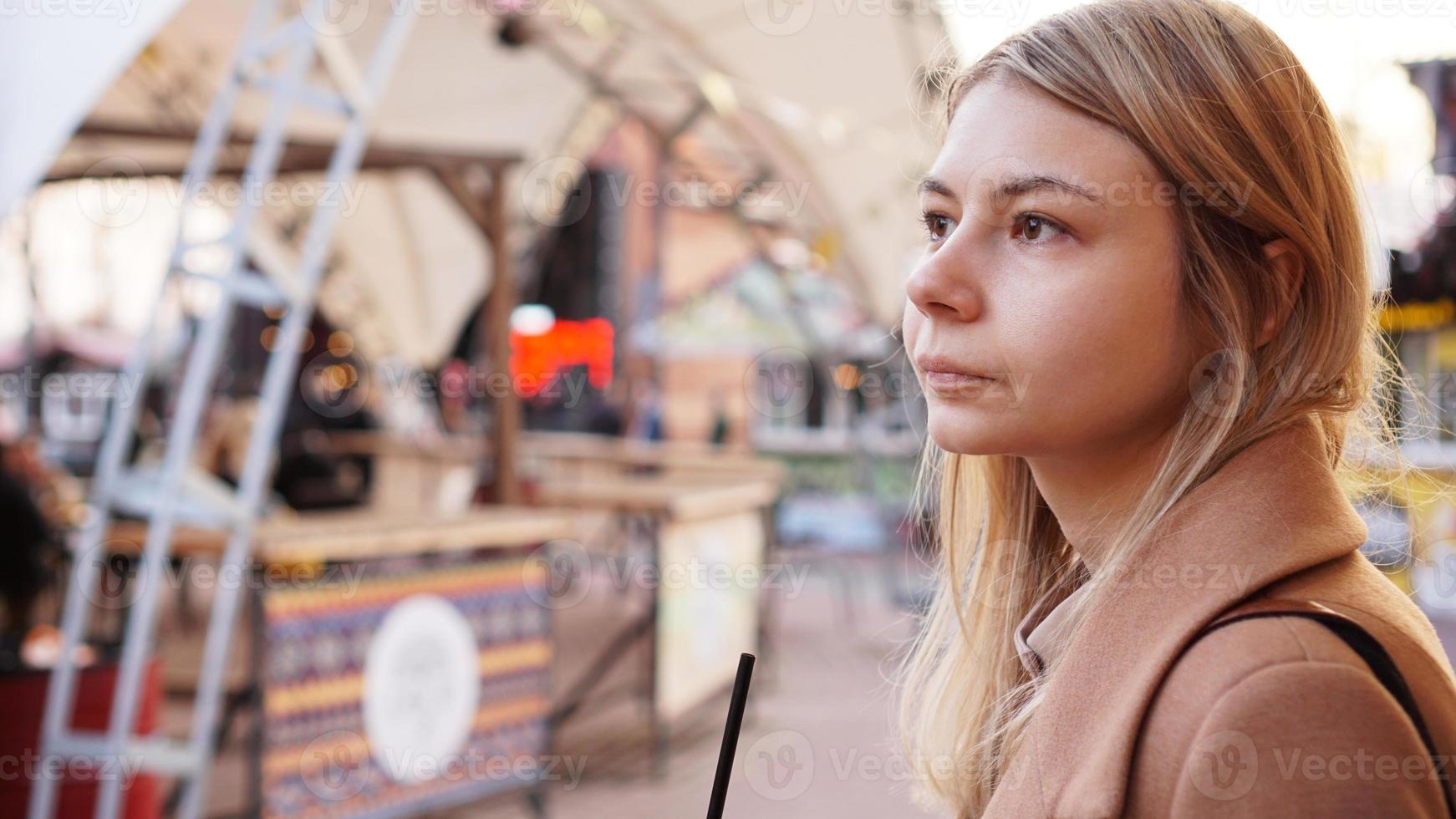 ritratto di una giovane donna in città. cibo della città foto