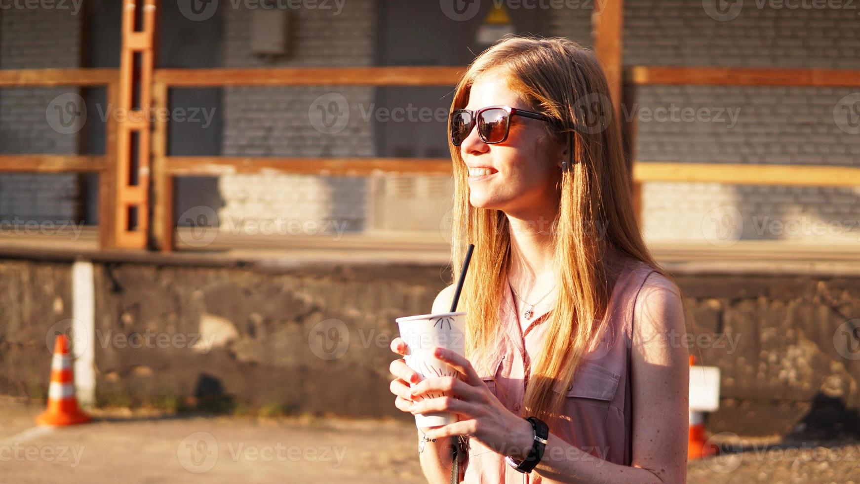 giovane donna con una tazza di limonata fuori foto
