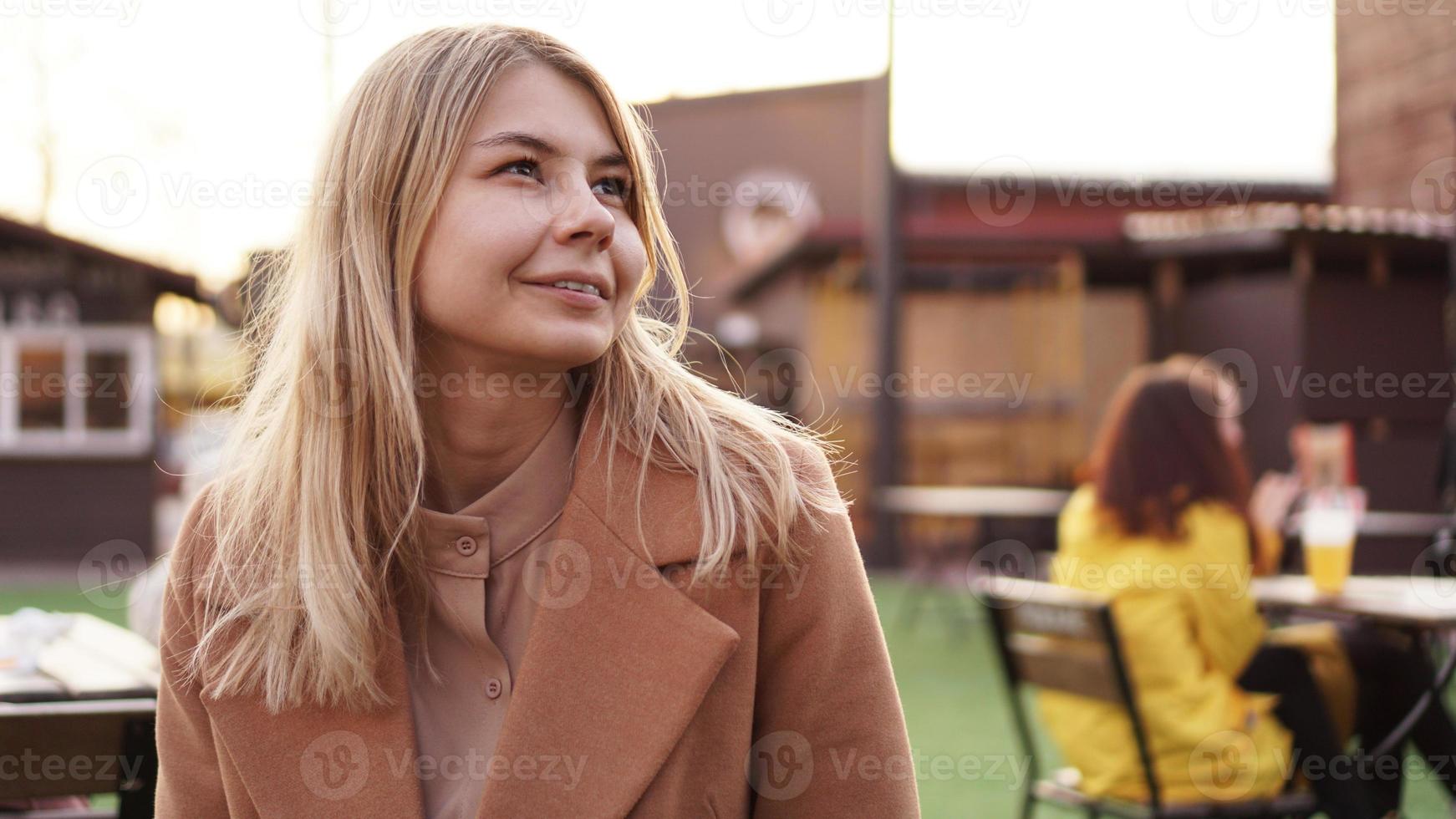 ritratto di una giovane donna in città. cibo della città foto