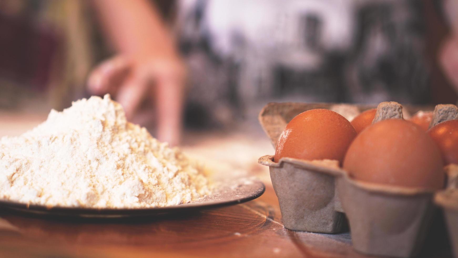 ingredienti per la cottura del pane fatto in casa. uova foto