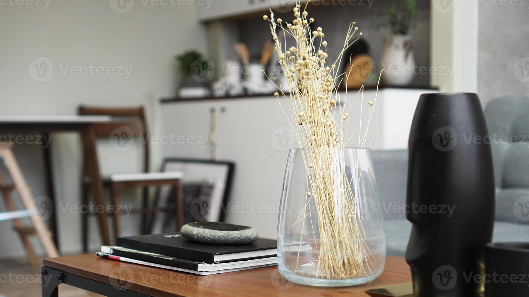 un vaso con fiori secchi su un tavolo. scandinavo foto