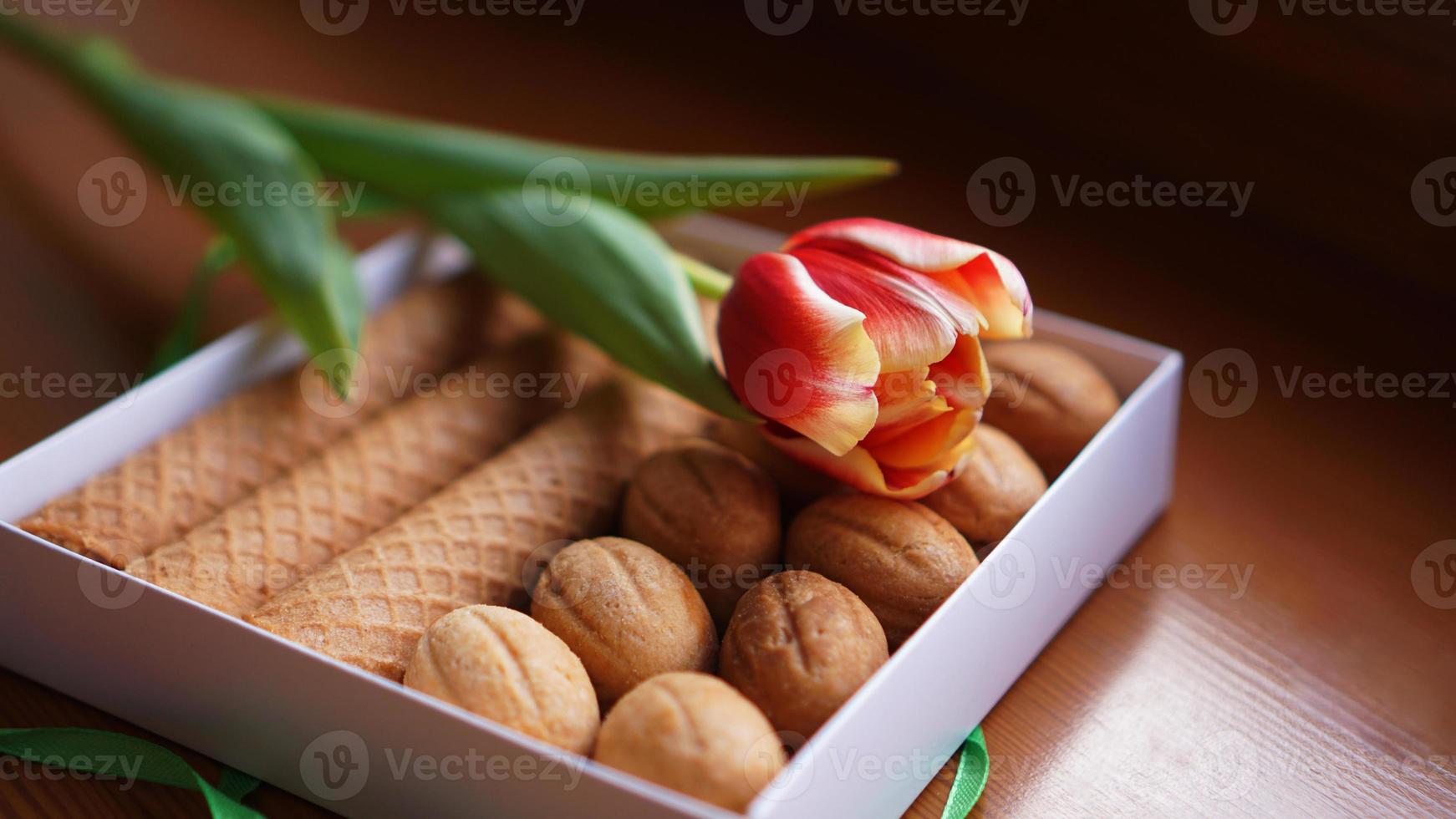 biscotti di pasta frolla e tulipani. regalo alla donna foto