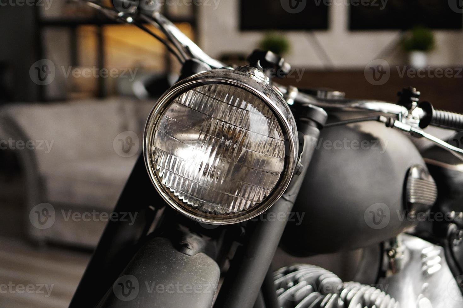 primo piano della motocicletta in camera. foto dallo studio