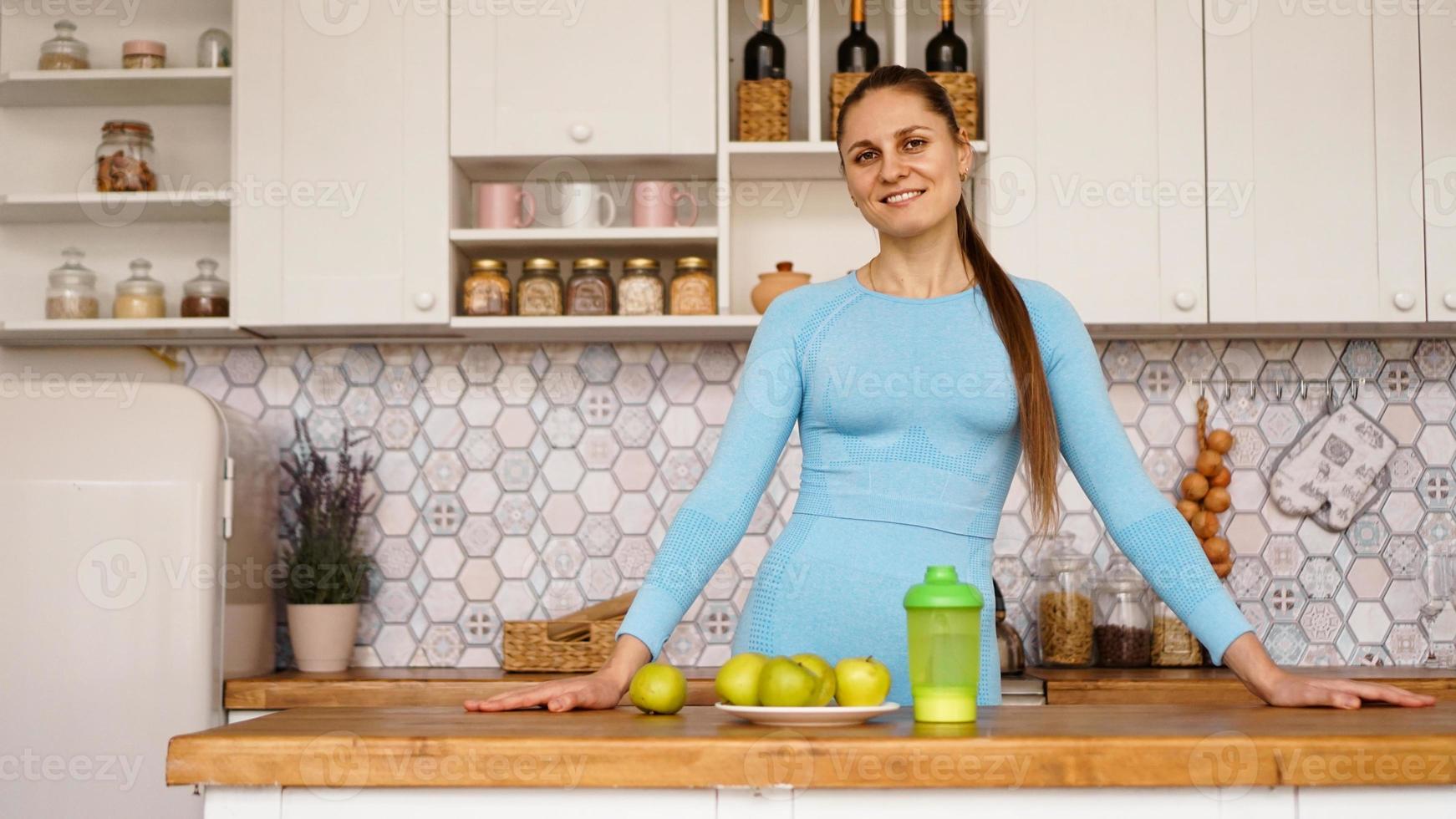 una bella donna in cucina. lei è amichevole foto