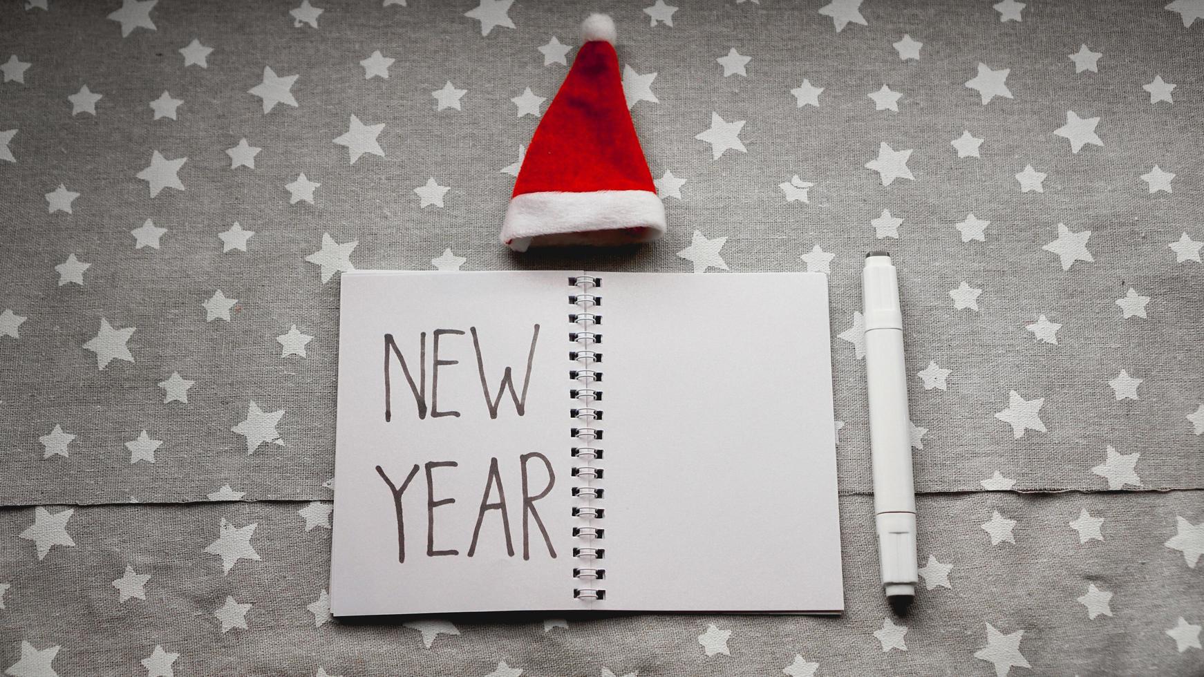 quaderno con penna per scrivere gli obiettivi del nuovo anno foto