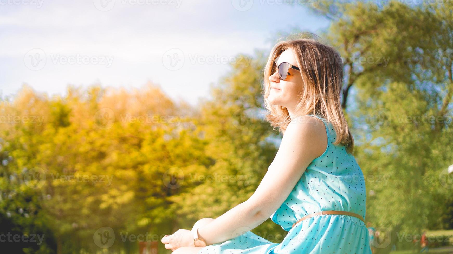 giovane donna in giardino soleggiato. giornata estiva all'aperto. concetto di libertà foto