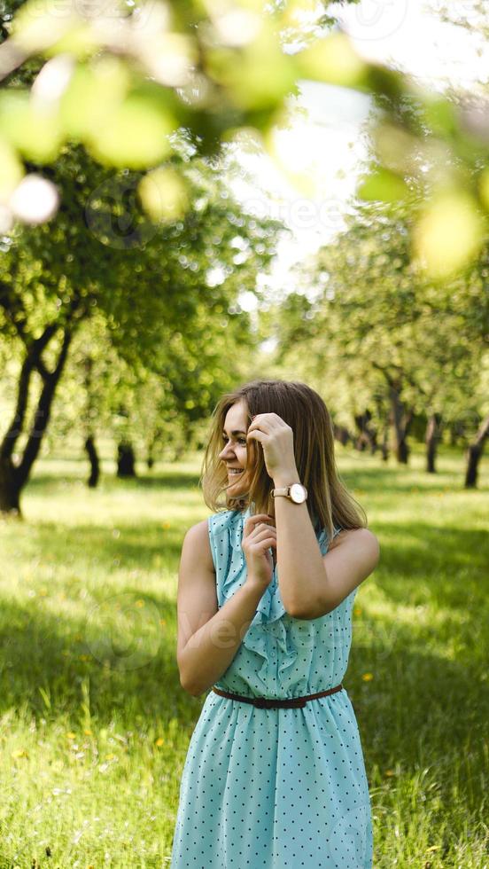 giovane donna in giardino soleggiato. giornata estiva all'aperto. concetto di libertà foto