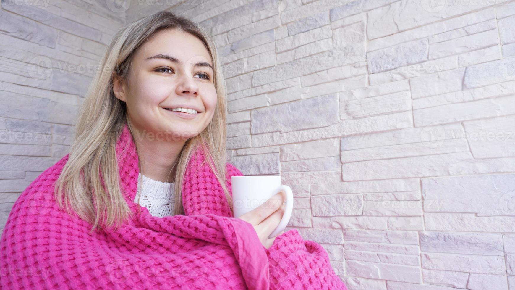 bella ragazza con una tazza di caffè foto