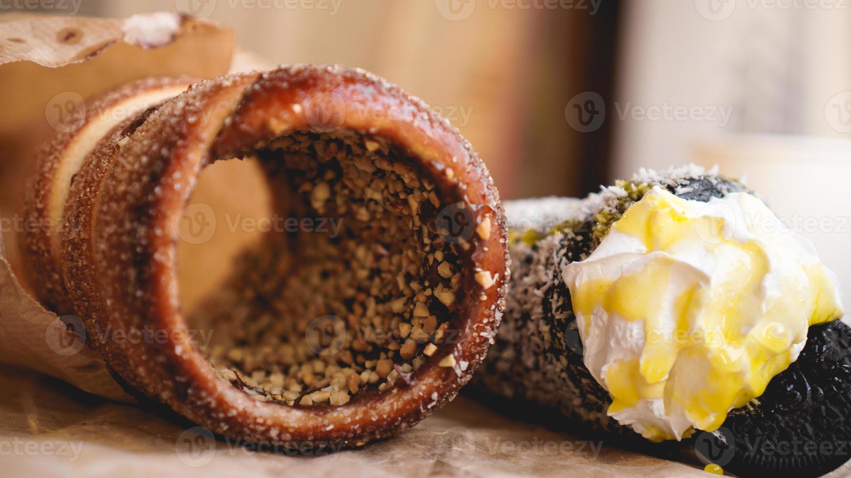 trdelnik - dolce tradizionale ceco venduto a praga foto