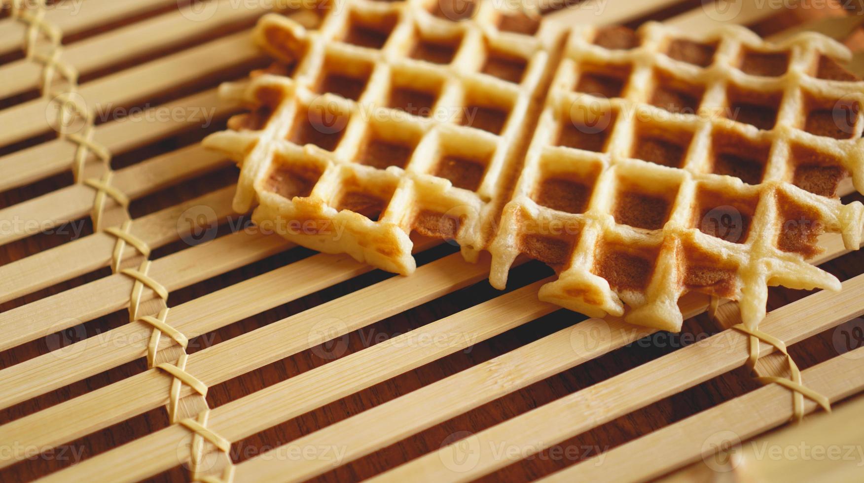 cialde viennesi fresche dolci su fondo di legno rustico foto