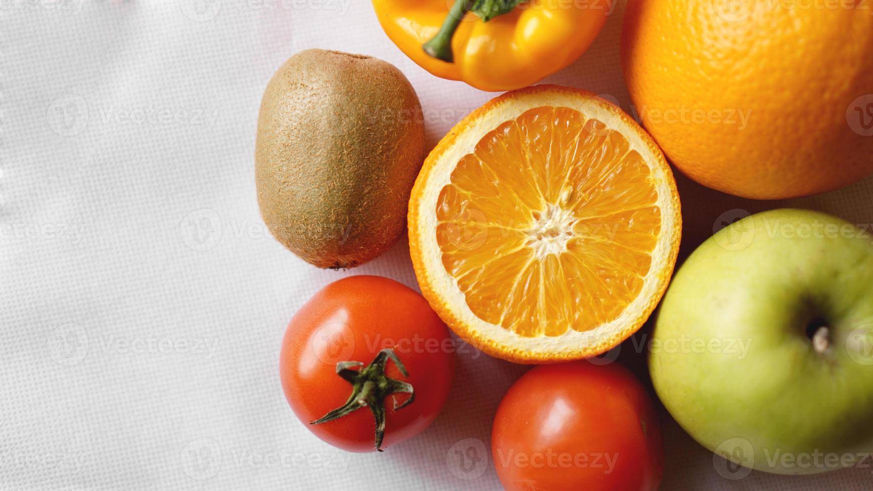 raccolta di frutta e verdura su sfondo bianco foto