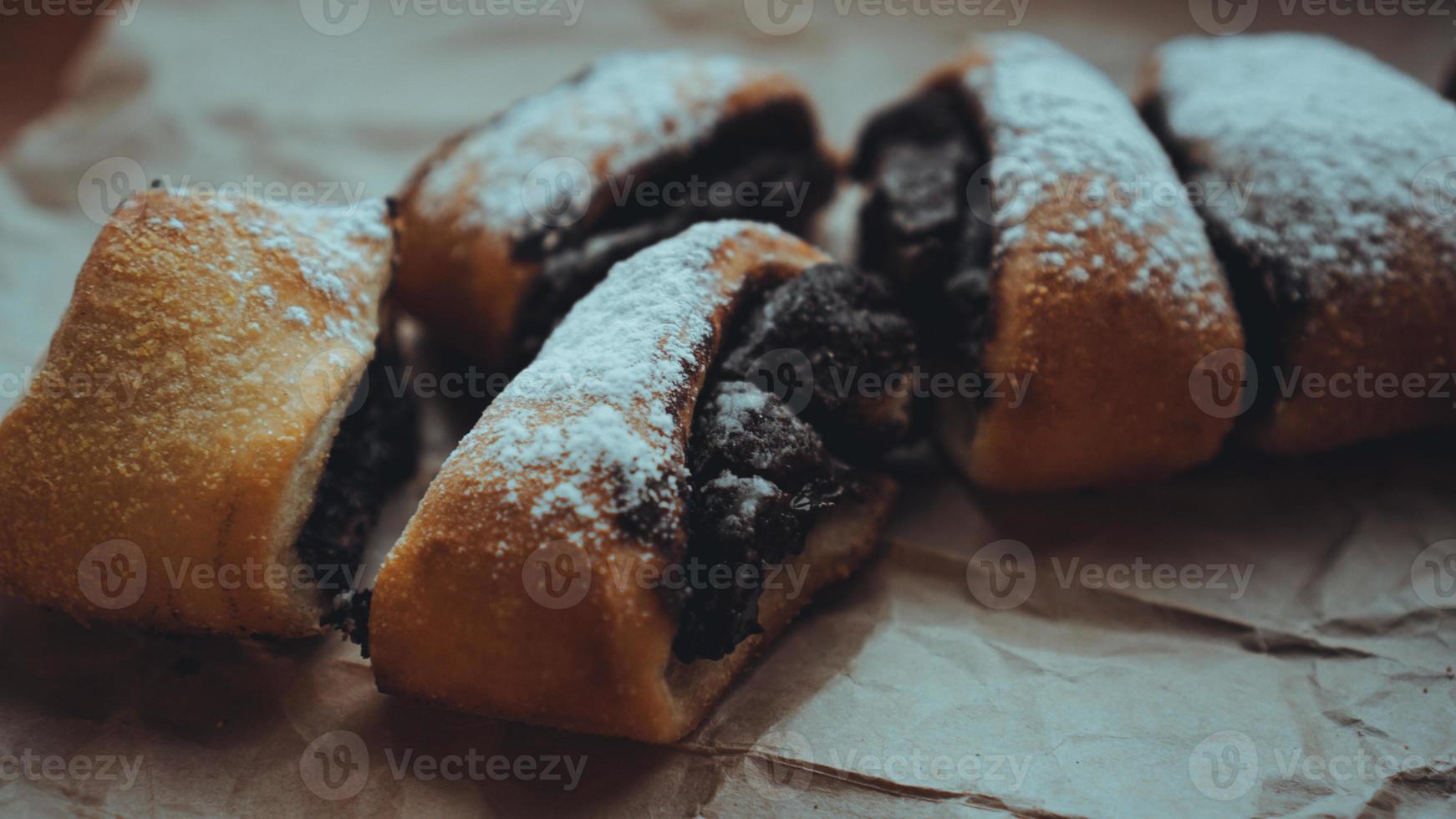 rotoli al cioccolato spolverati di zucchero a velo foto