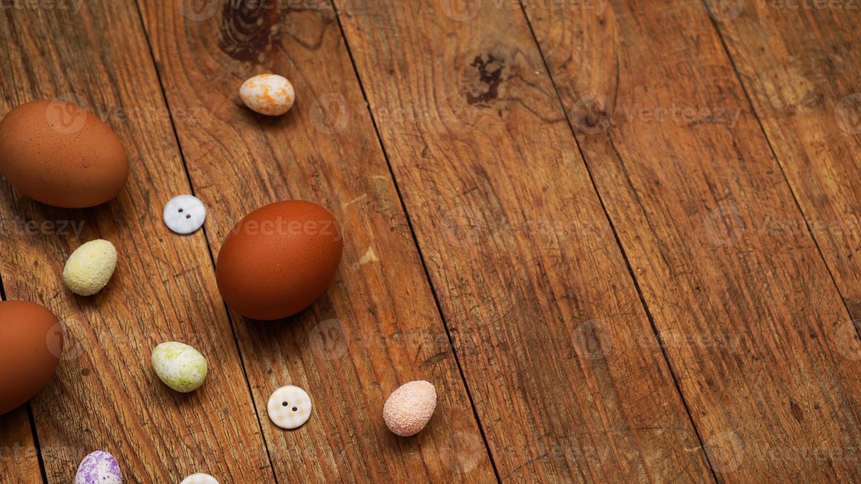 uova su un fondo rustico di legno con lo spazio della copia per testo. foto