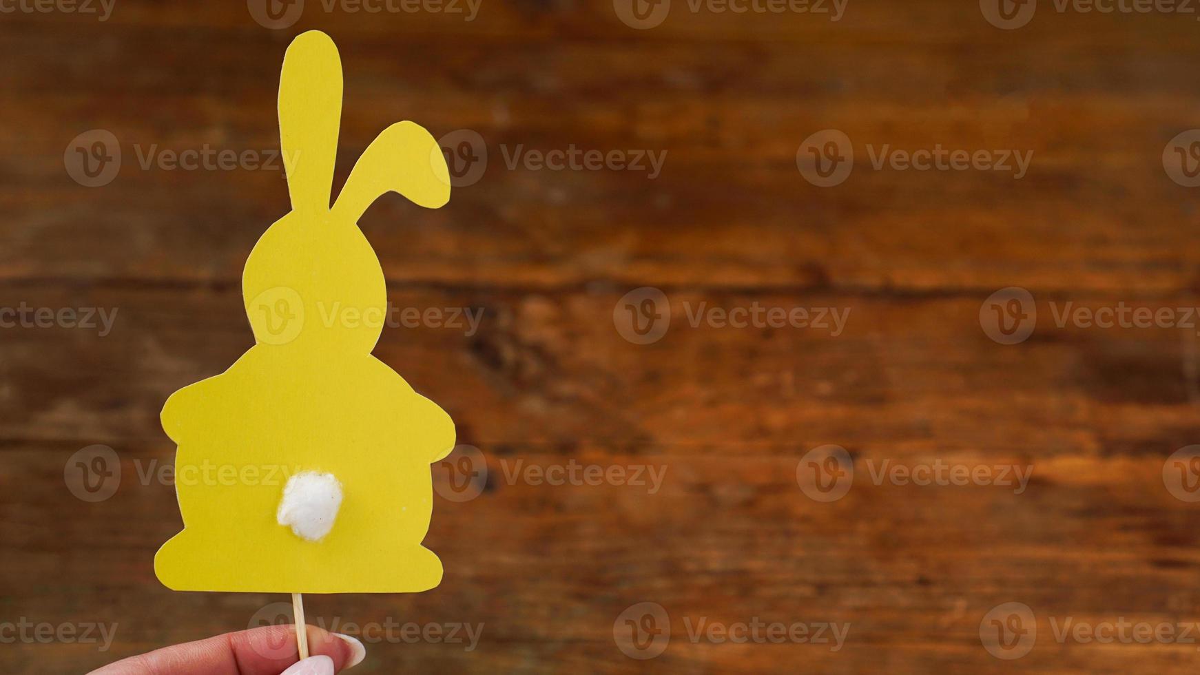 coniglio giallo fatto di carta su uno spazzolino da denti. foto