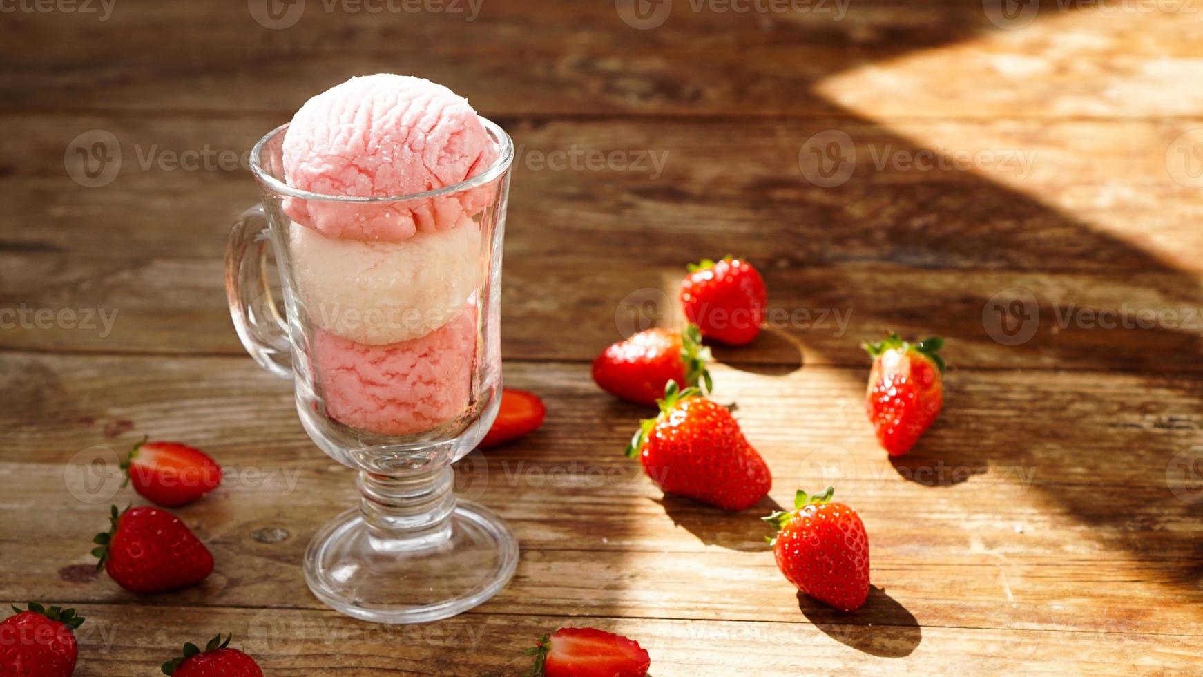 gelato alla fragola e vaniglia in un bicchiere di vetro foto