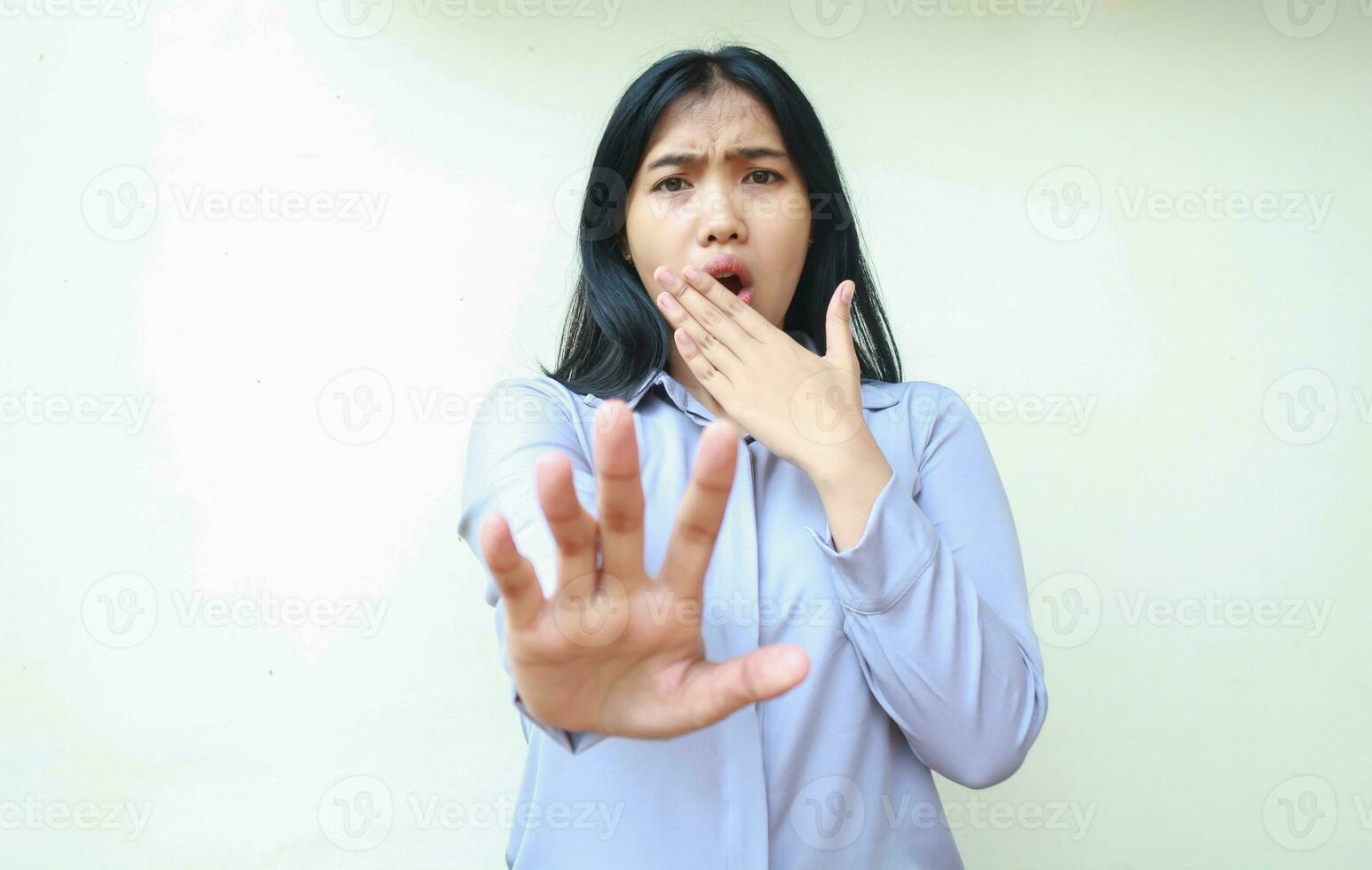 bellissimo asiatico giovane attività commerciale donna scioccato guardare a telecamera copertura bocca largo Aperto e raggiungendo mani su per telecamera, indossare formale camicia in piedi al di sopra di isolato bianca sfondo foto