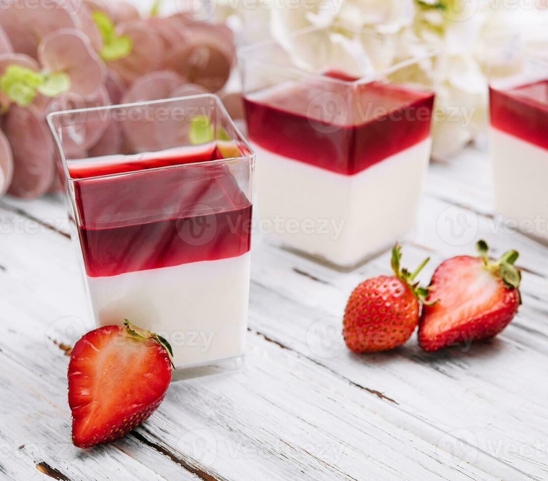 panna cotta con gelatina fragole, italiano dolce foto