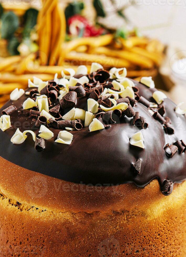 il giro fragrante Pasqua ciambella con cioccolato spruzzatori foto