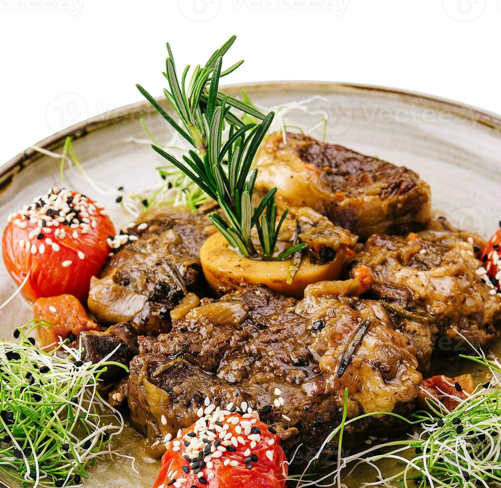 grigliato bbq bistecche con fresco erbe aromatiche e pomodori foto