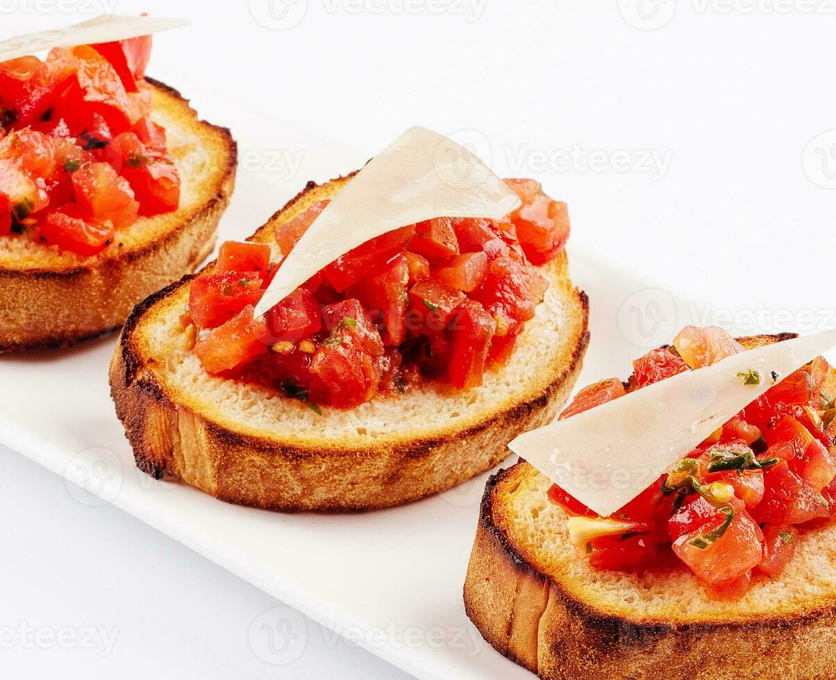 tradizionale italiano antipasto Bruschetta aperitivo con ciliegia pomodori foto