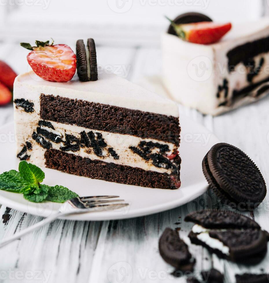 cioccolato biscotto torta con fragola su il piatto foto