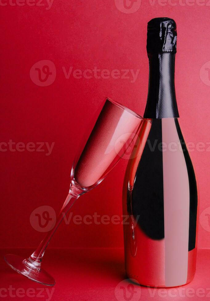 Champagne bottiglia con bicchiere su rosso sfondo foto