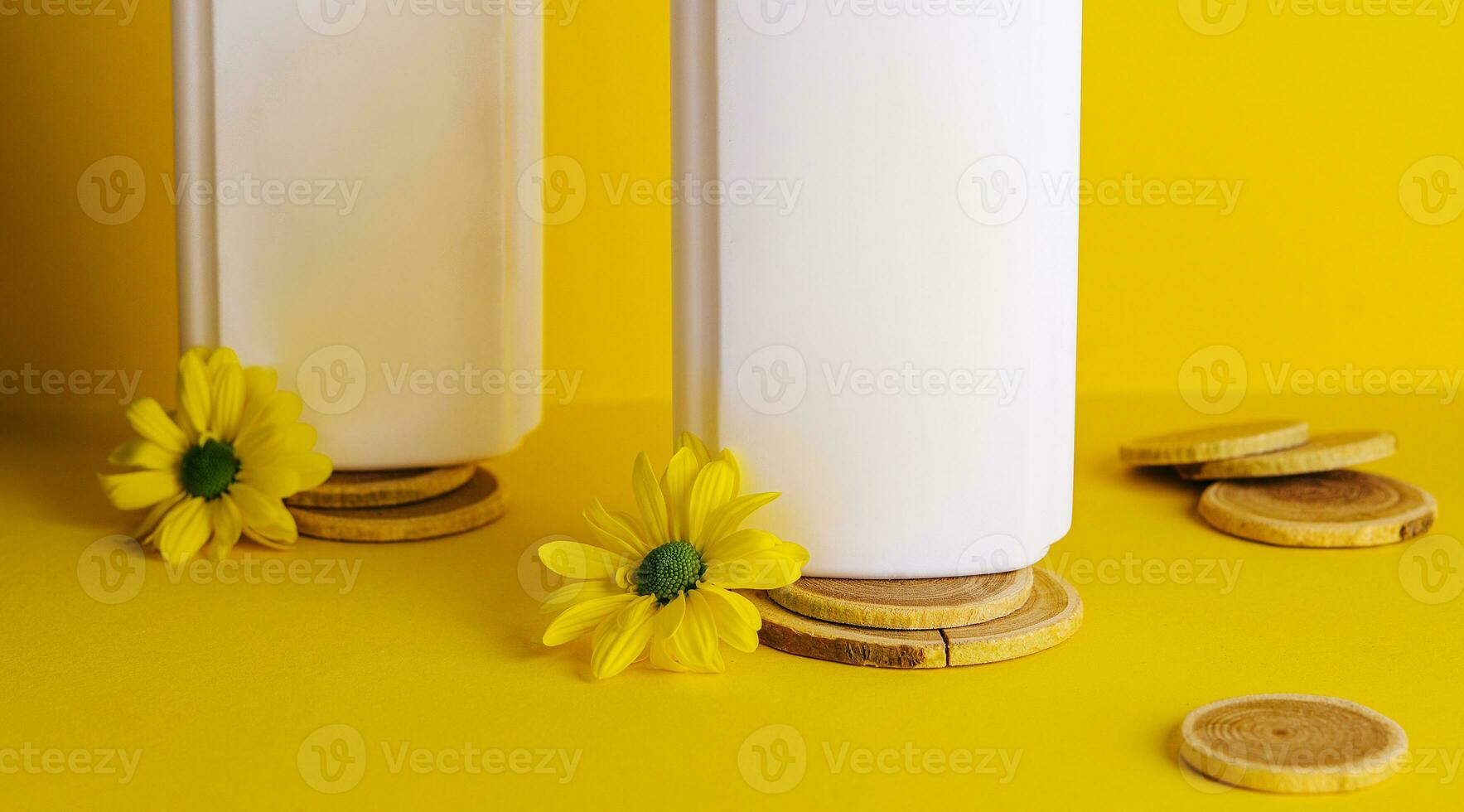 cosmetico prodotti con camomilla fiori su giallo sfondo foto