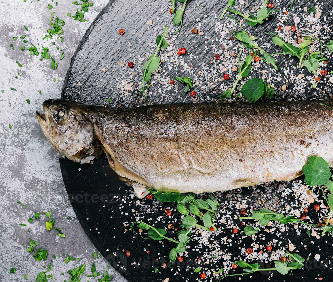 grigliato speziato pesce su nero piatto, superiore Visualizza foto