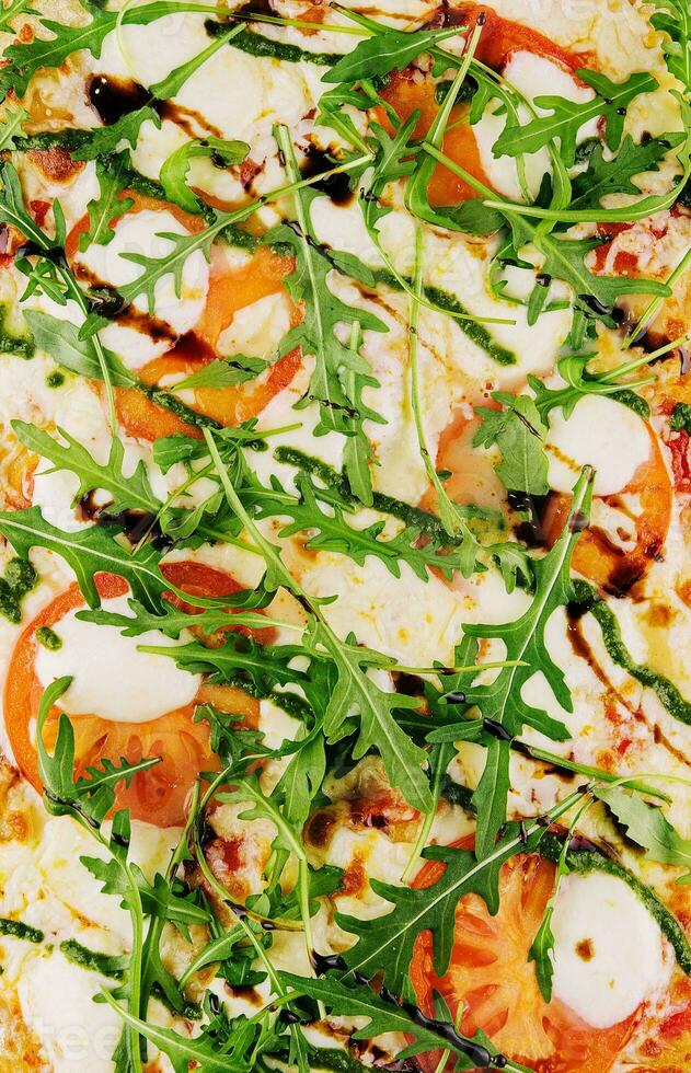 italiano Pizza con pomodori, Mozzarella formaggio e rucola foto