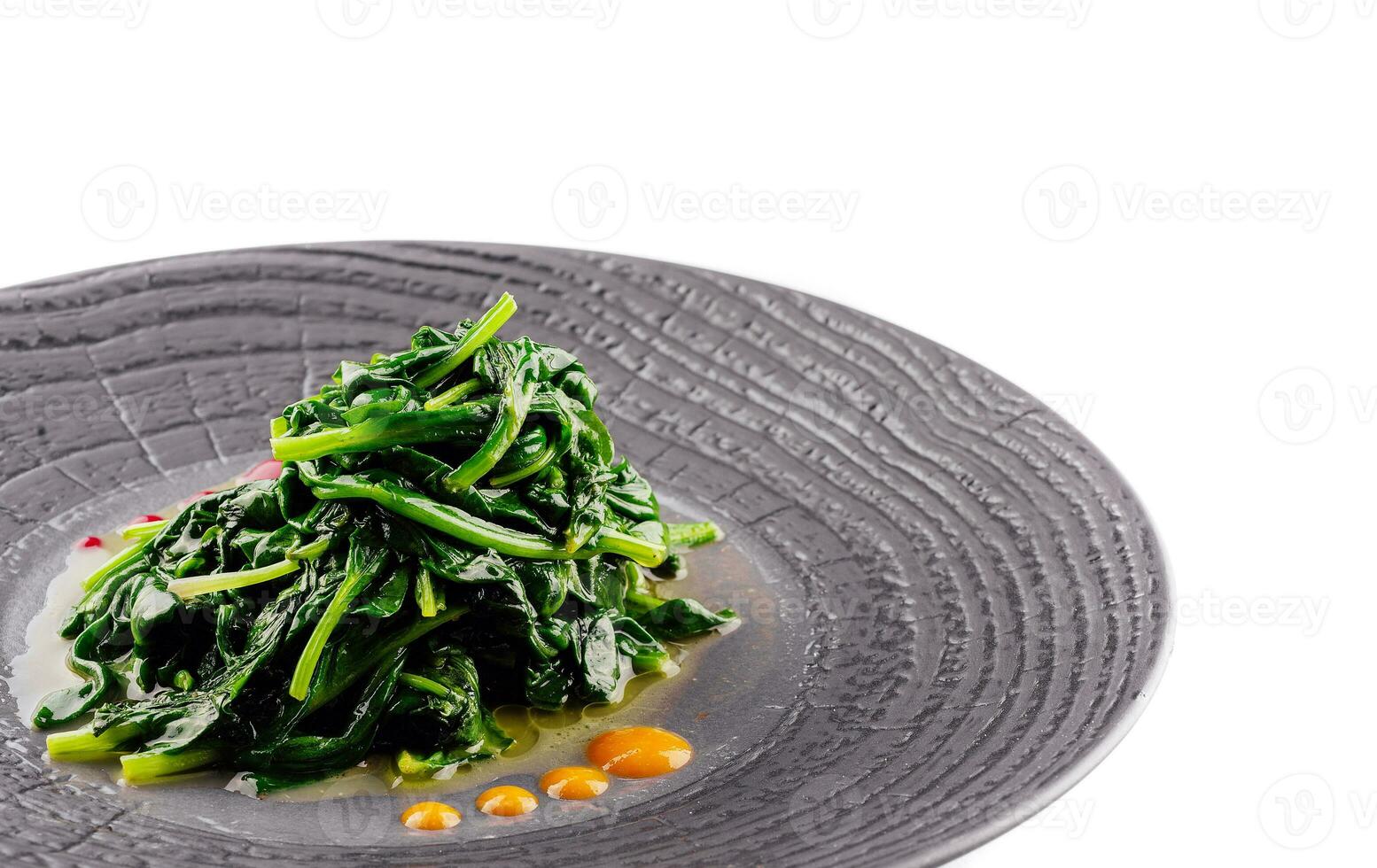 fritte spinaci su nero piatto isolato foto