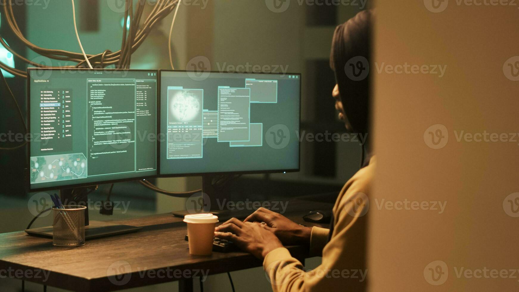 africano americano spiare fare illegale sicurezza violazione a notte, Lavorando su cyber bullismo per rompere computer firewall. maschio ladro pirateria sistema con virus crittografia, fabbricazione minacce. foto