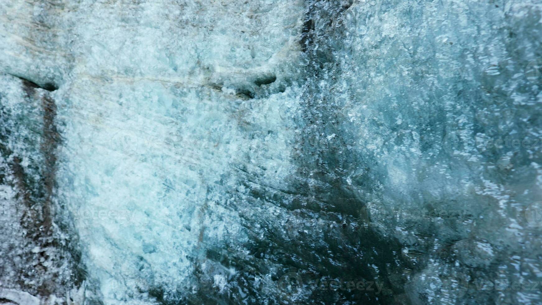 Vatnajokull ghiacciaio ghiaccio grotte nel Islanda, incidentato ghiaccio blocchi nel invernale islandese tempo atmosferico. dentro crepaccio con coperto brina e neve, massiccio iceberg nel Islanda scenario. palmare sparo. foto