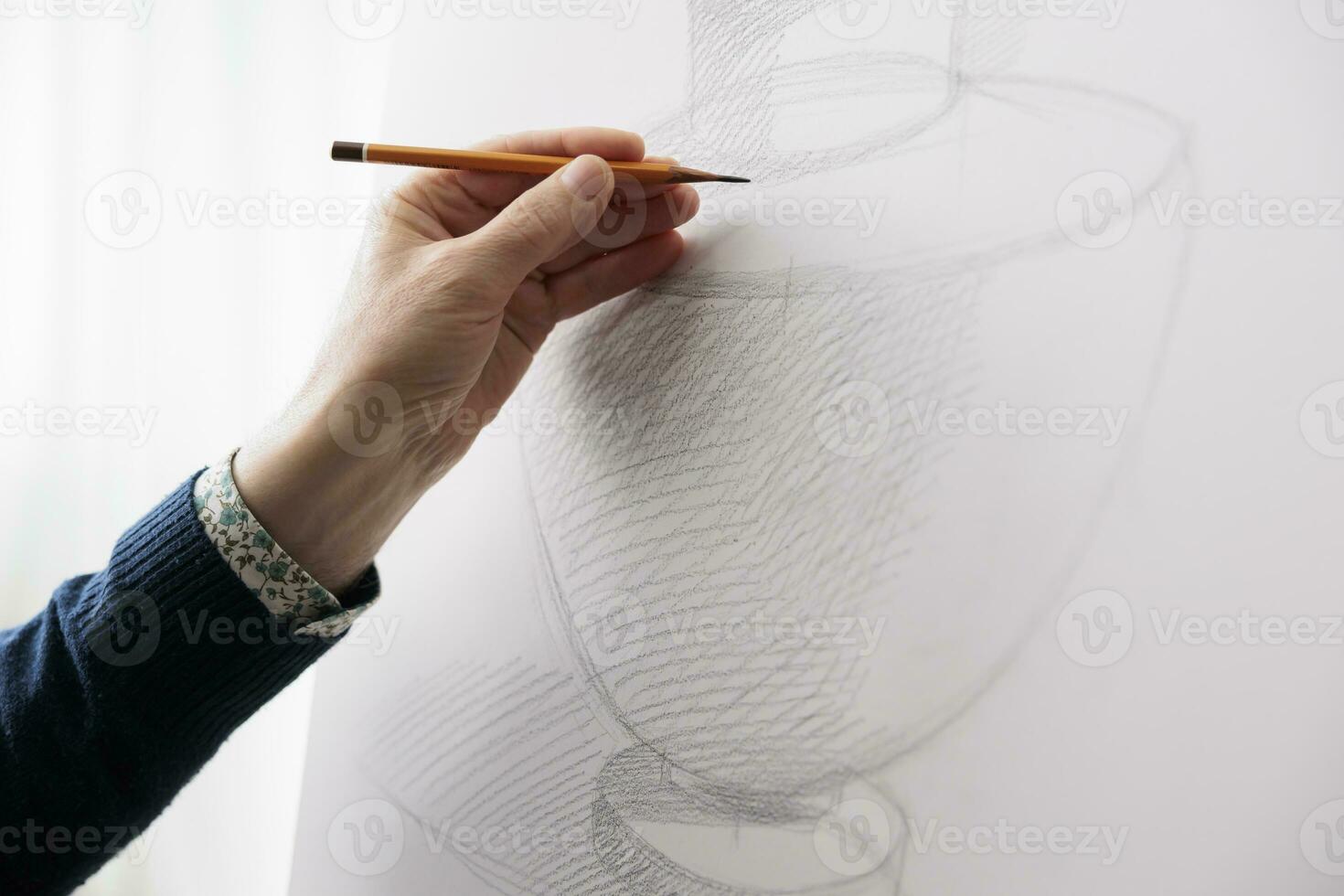 vicino su di maschio mano Tenere matita disegno su tela, schizzi vaso, persone sviluppando e esprimendo creatività creatività a arte officina. talentuoso artista la creazione di schizzo prima pittura foto