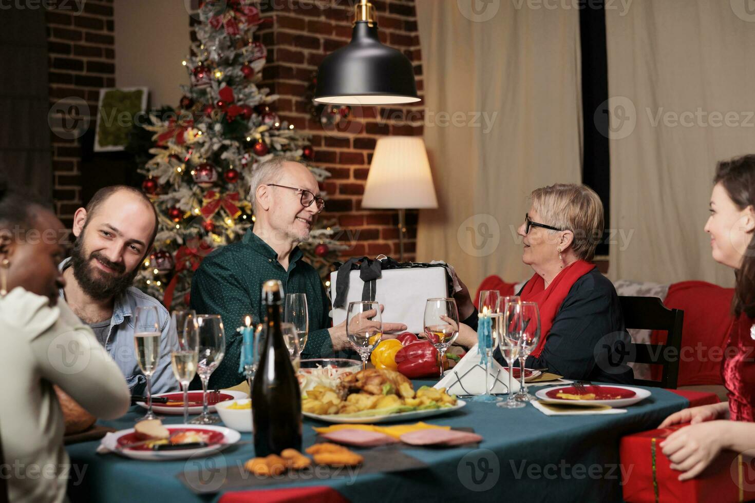 anziano coppia scambiare i regali su natale, condivisione felicità e Natale spirito su dicembre vacanza a casa. contento nonna e Nonno festeggiare inverno evento con festivo decorazioni. foto