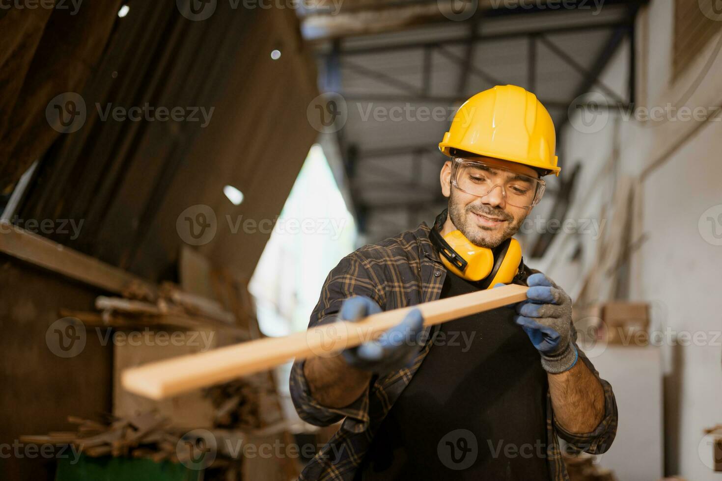 contento falegname lavoratore Lavorando Guarda a legna pannello Materiale per fabbricazione capolavoro legna lavorazione arredamento. foto