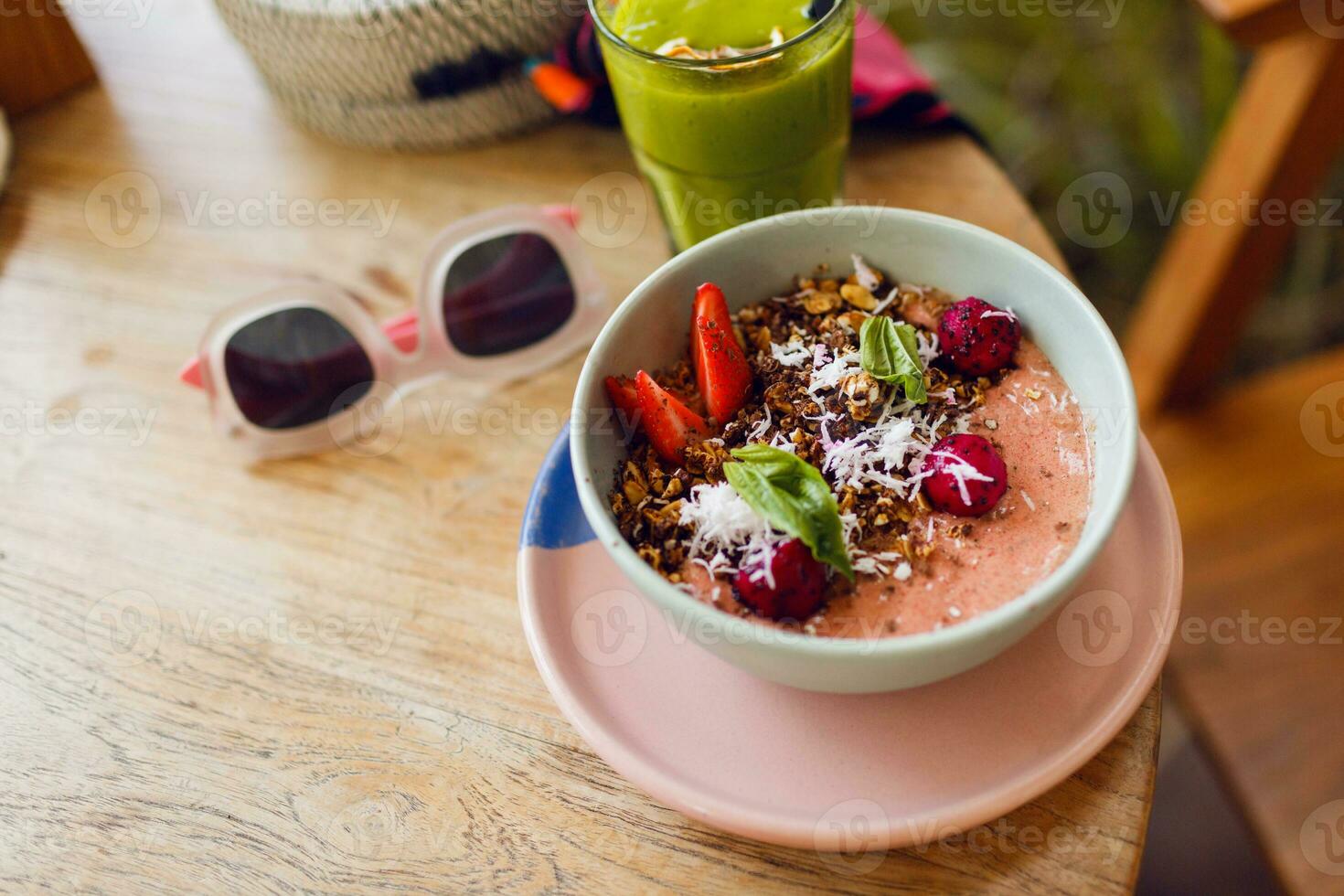 supercibi ciotola sormontato con chia, muesli e avocado. sopra la testa, superiore Visualizza, piatto posizione. salutare prima colazione. estate Accessori. foto