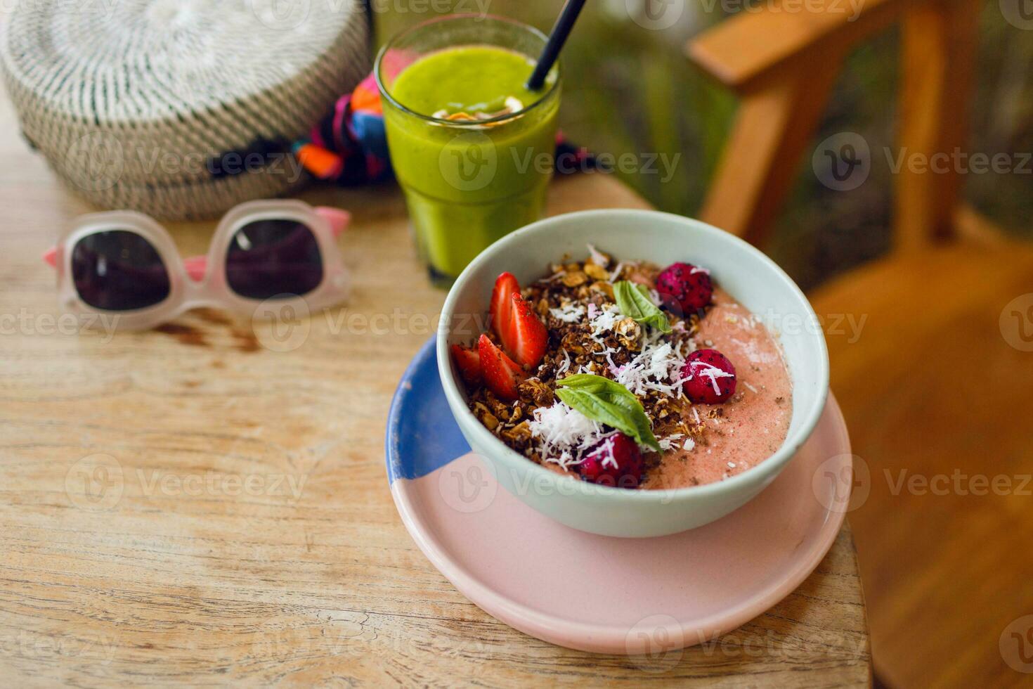 supercibi ciotola sormontato con chia, muesli e avocado. sopra la testa, superiore Visualizza, piatto posizione. salutare prima colazione. estate Accessori. foto