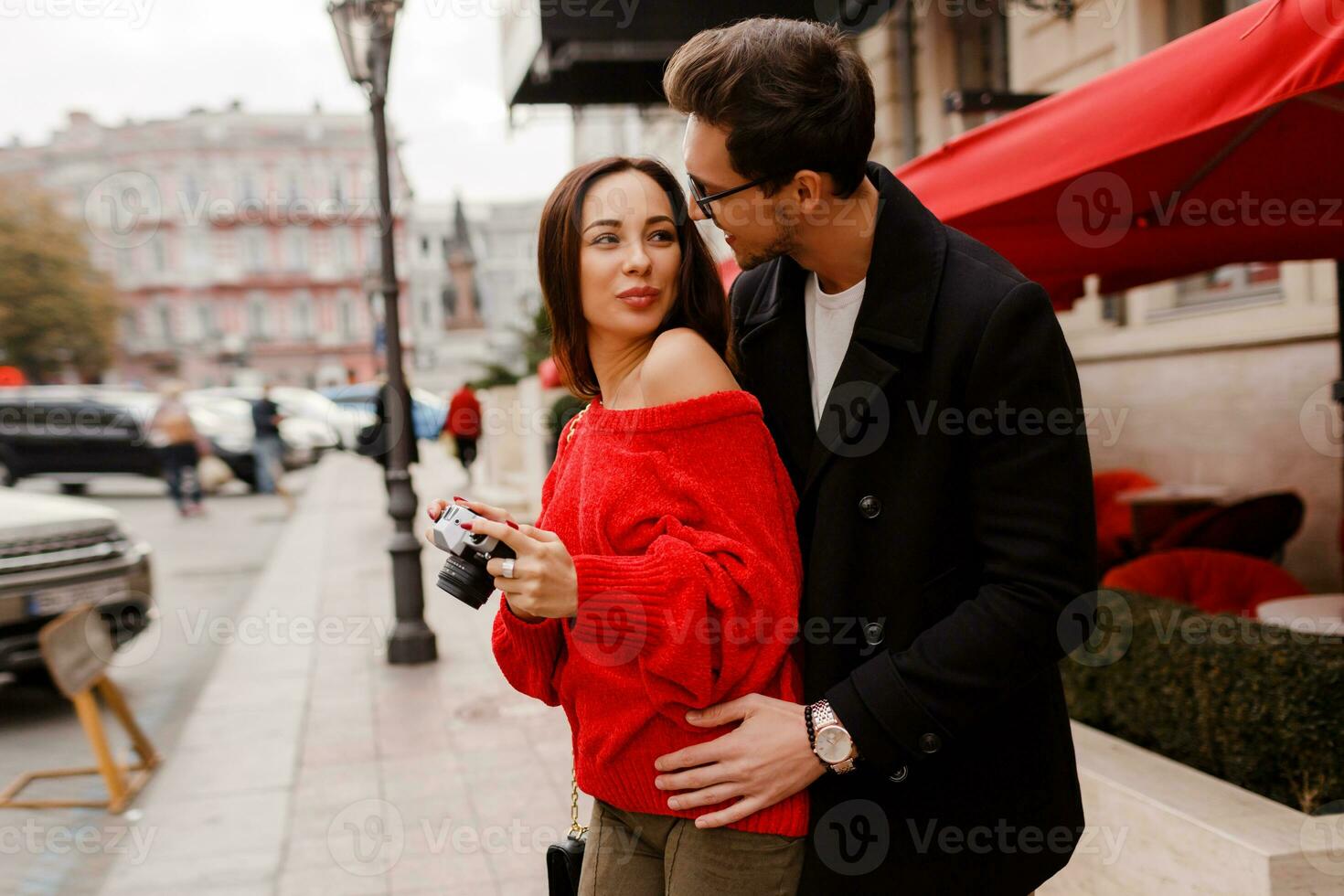 all'aperto ritratto di alla moda elegante coppia nel amore a piedi su il strada durante Data o vacanze. foto