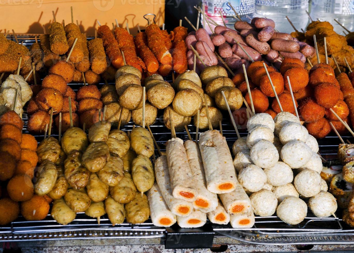 Asian barbeque spiedino spuntini locale bancarella di cibo di strada a Penang Malesia foto