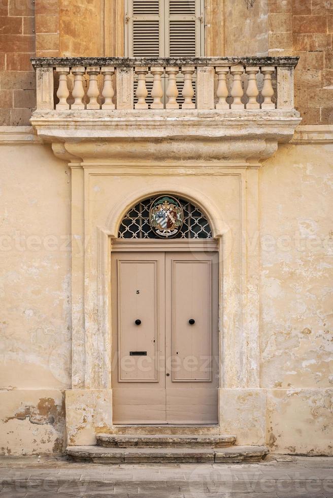 dettaglio di architettura tradizionale della porta di casa nella città vecchia di mdina di rabat malta foto
