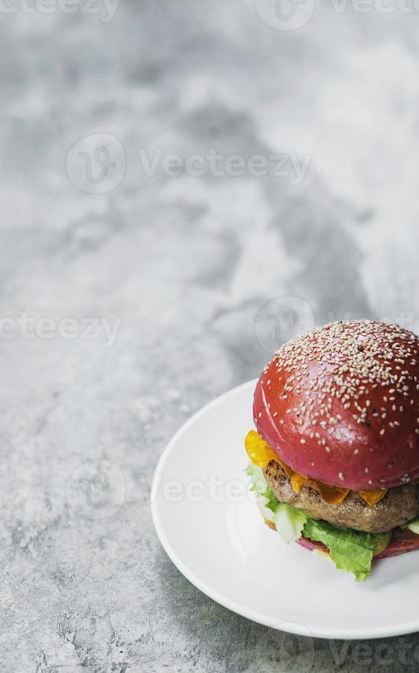 hamburger di pollo gourmet alla moda moderna novità in panino alla barbabietola foto