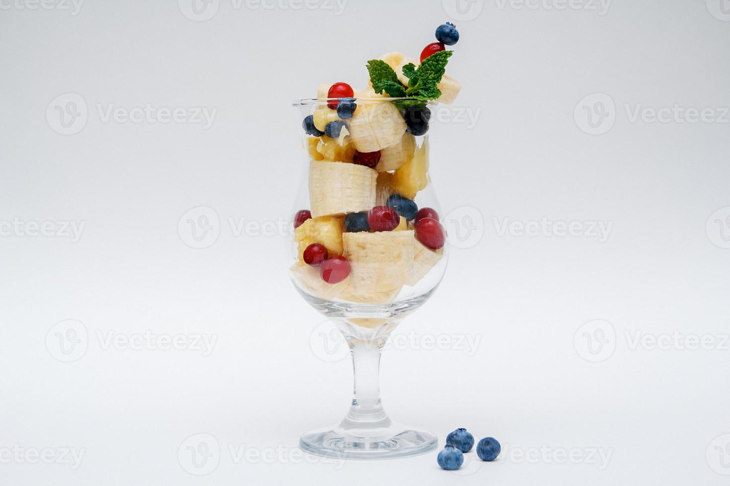 bicchiere di macedonia di frutta isolato su sfondo bianco foto