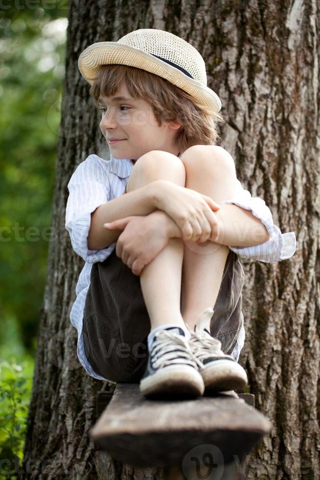 ragazzo biondo in scarpe da ginnastica foto