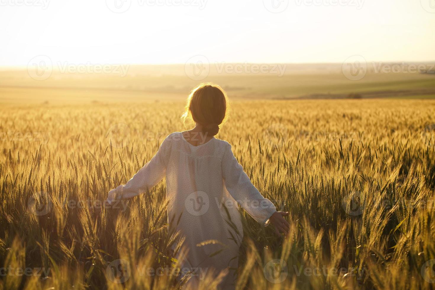 donna in un campo di grano foto