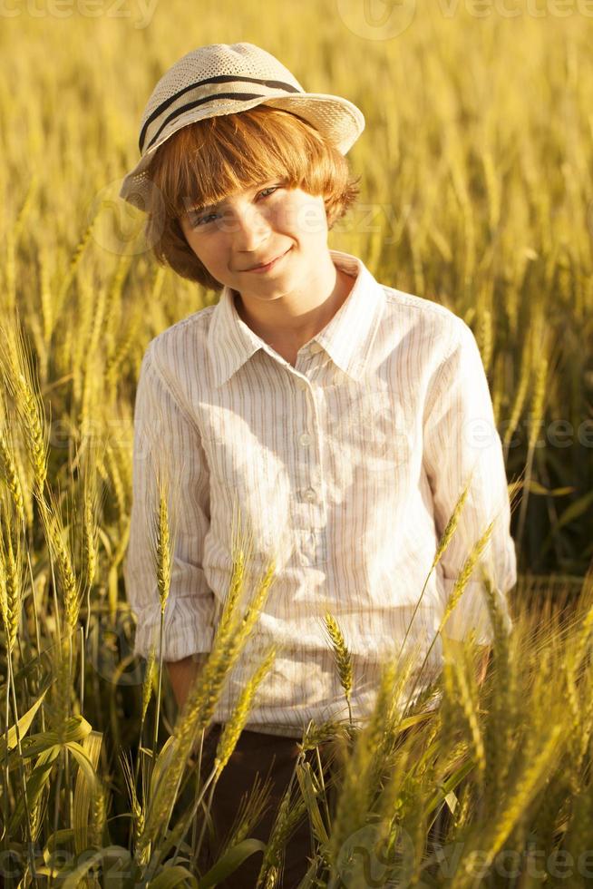 ritratto di un ragazzino tra le spighe di grano foto