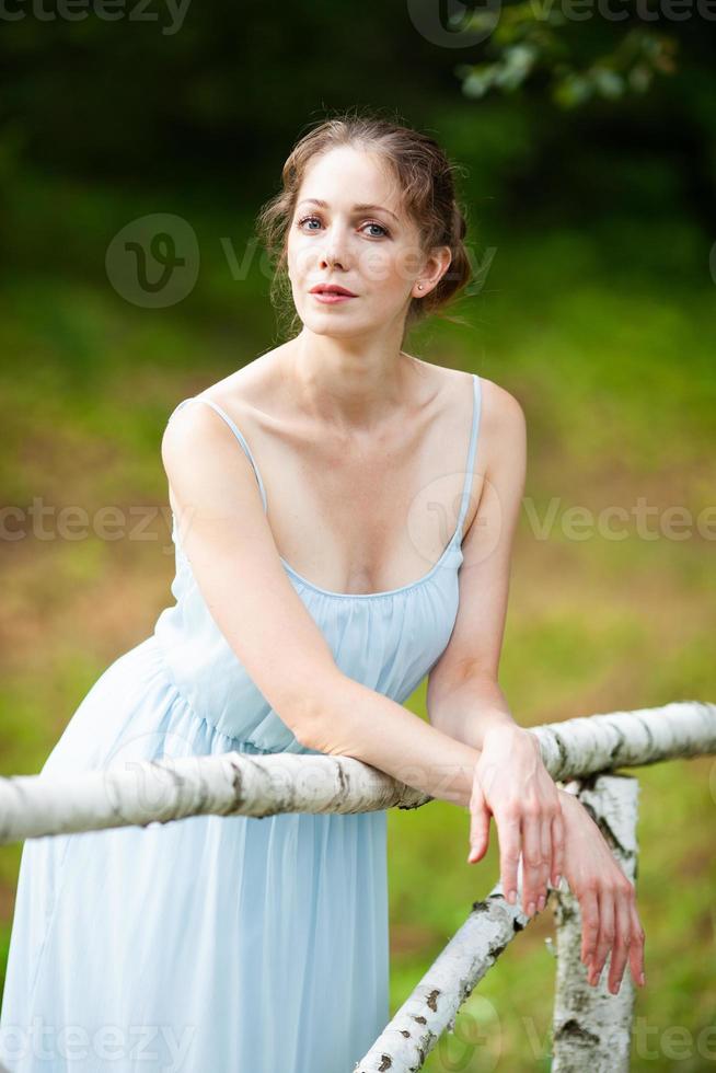 bella giovane donna in un vestito foto